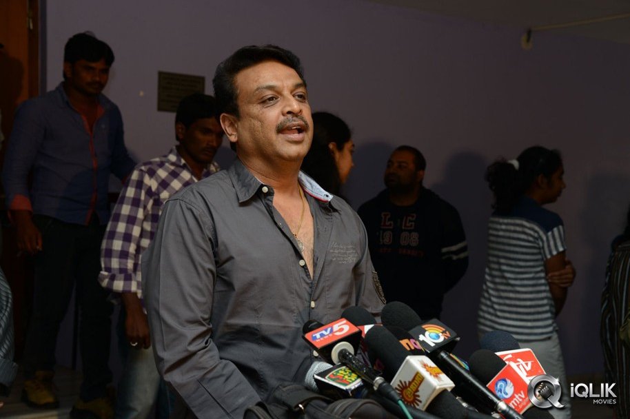 1-Nenokkadine-Hungama-at-RTC-Cross-Roads